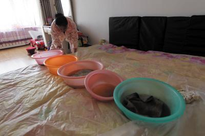祁东楼上漏水，住户失联，小区没物管，业主维权难！律师来支招……